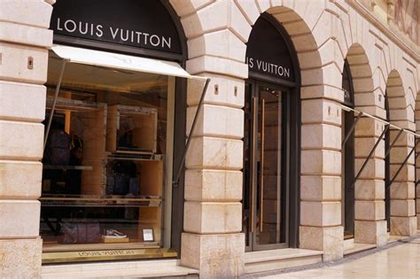 lv 免税|ルイヴィトンの免税店を紹介！免税の仕組みと免税手続きを徹底 .